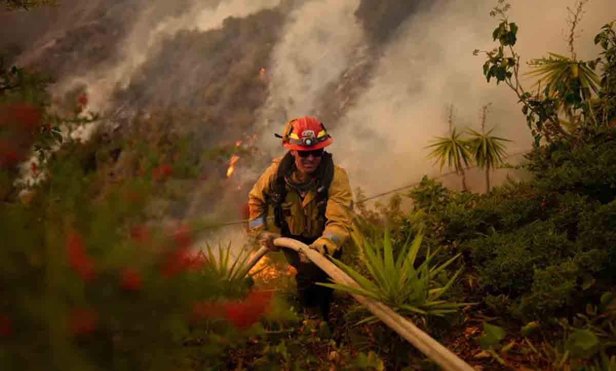 লস অ্যাঞ্জেলেস দাবানল আরও ভয়াবহ হওয়ার শঙ্কা
